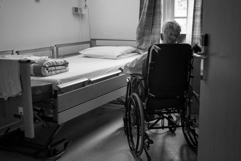 Pflegesituation mit einer Person im Rollstuhl