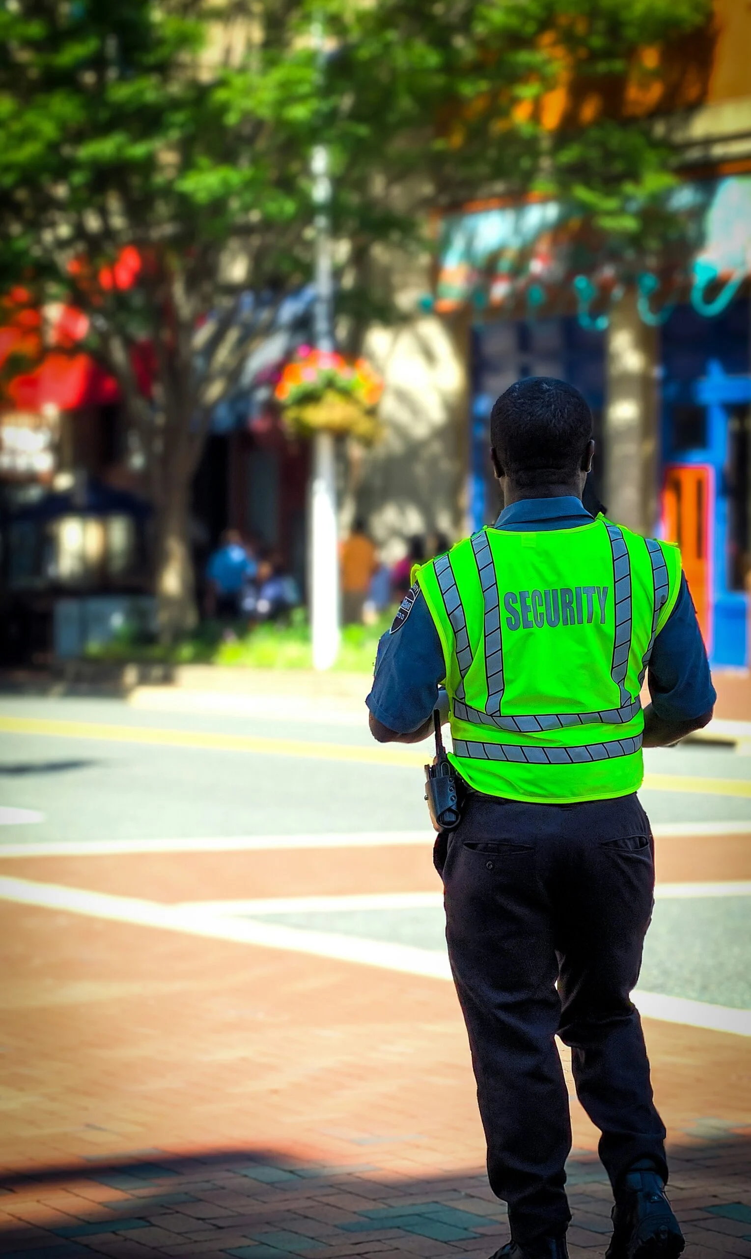 Person mit Warnweste in einem Arbeits- und Sicherheitsumfeld